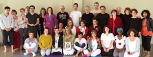 Acharya Siddhananda (au centre avec le photo) a donné l'initiation à 30 personnes à <br>
			          Paris, France, du 3 au 5 juin 2016.
