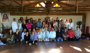M.G. Satchidananda et 41 participants de la 3e Initiation à Cunha, Brésil, du 14 au 22 novembre 2015.  Les propriétaires du centre de retraite "Flora des Alguas", Ramani et Narada, sont assis à ses côtés