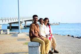 Ahil-Siva-Acharya-Kriyanandamayi-and-Devika-in-Jaffna-by-water (zum Vergrößern anklicken)