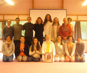Voici la groupe des personnes qui ont reçu l’initiation dans les 144 kriyas à la 3ième initiation par M. G. Satchidananda, auprès d’Orléans, 	France, du 22 au 29 août, 2014   (cliquez pour agrandir)