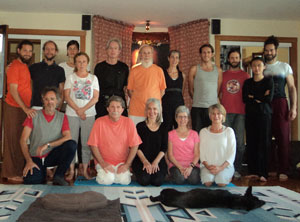 Durga Ahlund et M. Govindan Satchidananda avec les participants de la formation des enseignants du Kriya Hatha Yoga, à l’ashram au Quebec, le 1 septembre 2014  (cliquez pour agrandir)