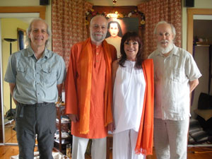Pierre Dejardins, Swami Sai Sivananda (Président de la Féderation francophone de Yoga), 
										Swami Parvatiananda (Vice Président de la FFY) et M. G. Satchidananda lors de la formation des enseignants 
										du Kriya Hatha Yoga.