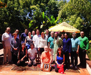 Les participants à la 2ieme initiation et retraite à Redlands, Californie, le 11 mai, 2014, avec. M. G. Satchidananda et Acharya Shantiananda (en avant à genoux) (cliquez pour agrandir)
