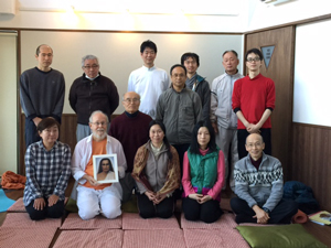 M.G. Satchidananda und die Teilnehmer der 3. Kriya Yoga Einweihung im YMCA Camp mit Blick auf den Mount Fuji, Japan, 19.-25.März 2015. - 1 (zum Vergrößern anklicken)