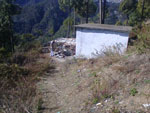 Bestellen Sie baut Schule in der Nähe Rudraprayag- Die Schule mit den Baumaterialien (zum Vergrößern anklicken)