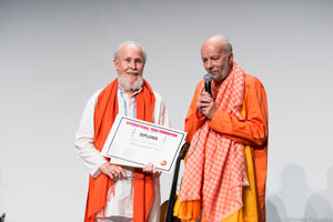 Swami Sai Sivananda, President of the Federation Francophone de Yoga presents the award to M. G. Satchidananda (click image to enlarge)